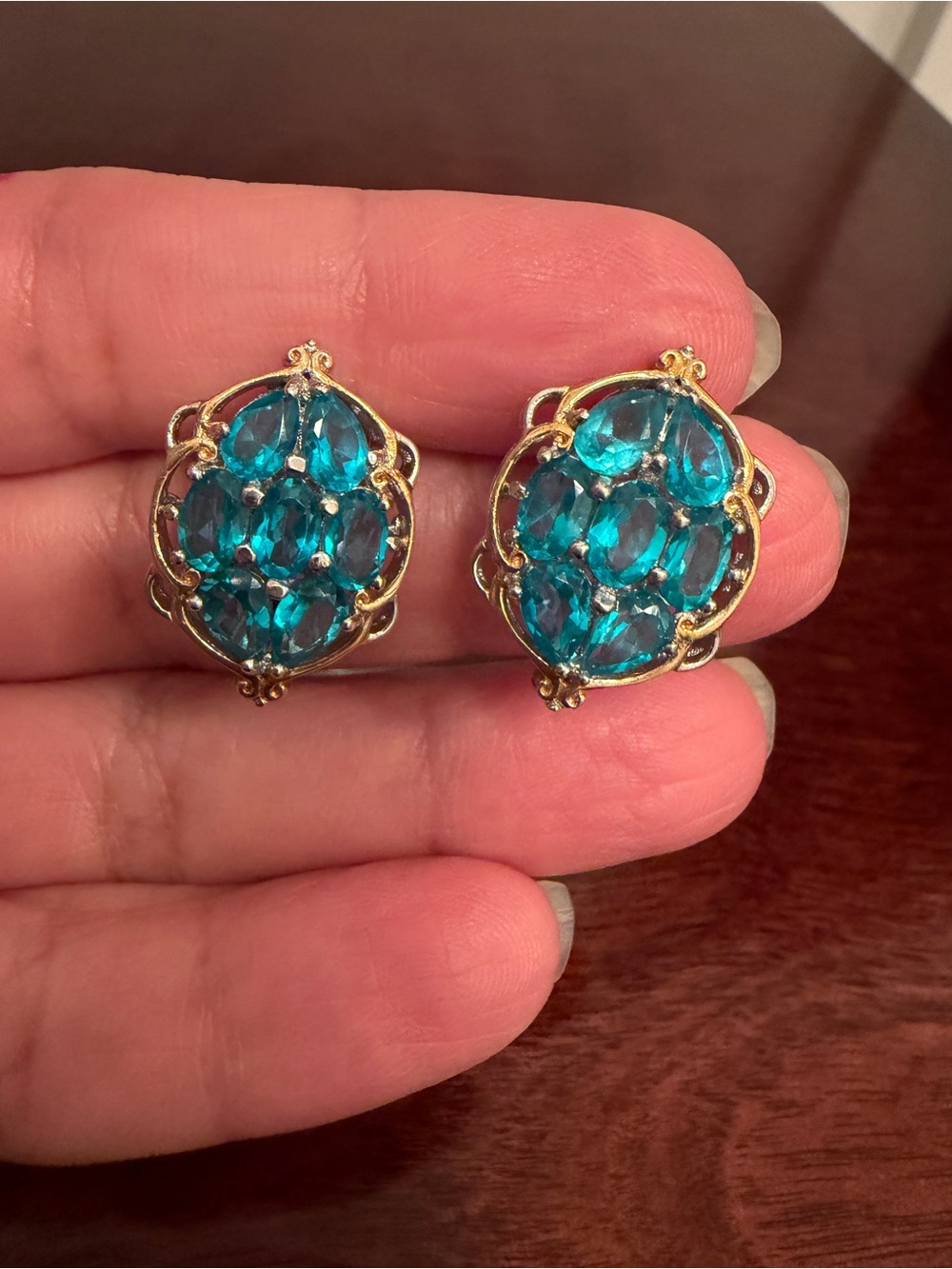 NICE PAIR OF GEMS EN VOGUE
STERLING SILVER APATITE PIERCED EARRINGS